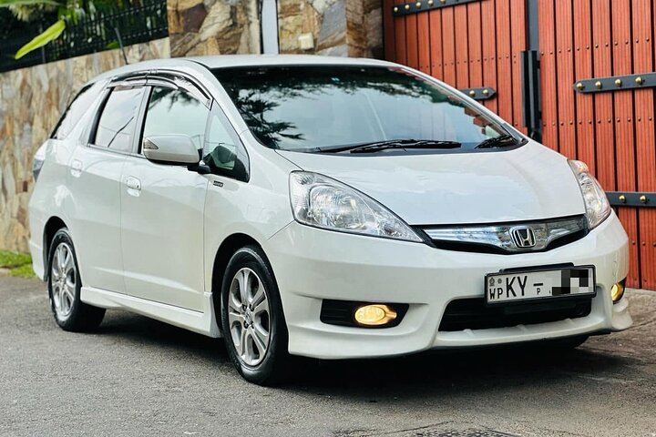 Sri Lanka Car and Driver Hire - Private Driver and Chauffeur