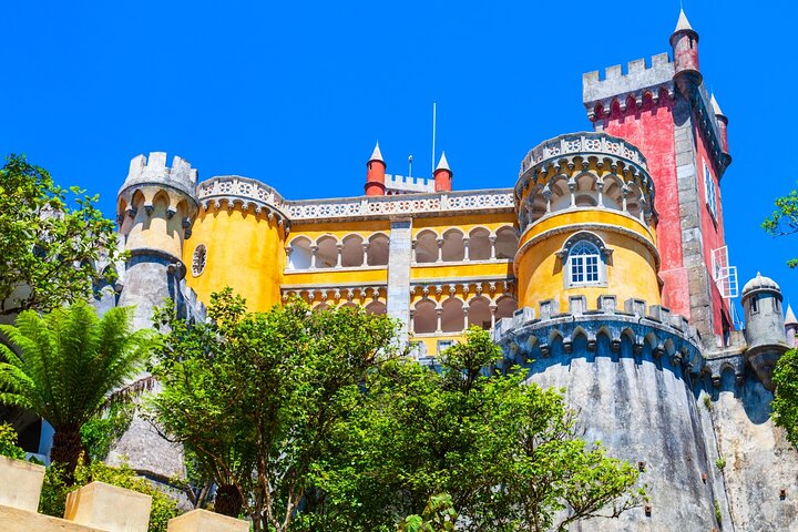Sintra, Pena Palace, Quinta da Regaleira & Cascais Group Tour