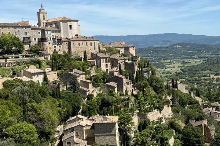 The magnificent villages of the Luberon on a private day