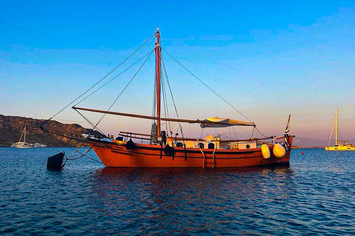 A Boat Trip to the Pirate Caves & Blue Lagoon