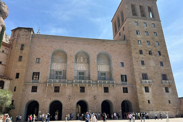 Barcelona to Montserrat Monastery: Tour, Transfers & Basilica