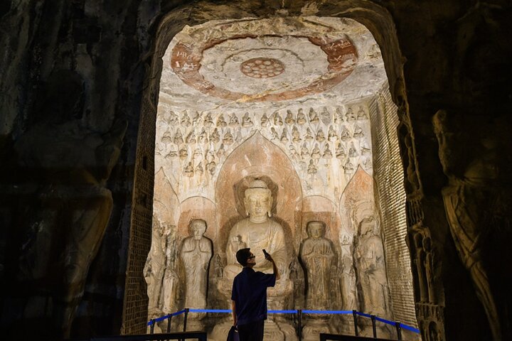 Luoyang longmen grottoes night tour with guide
