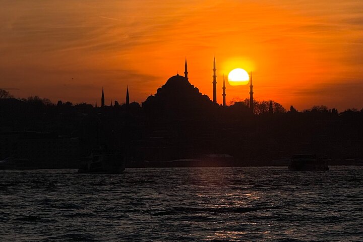 Enjoy Istanbul’s Bosphorus:2-Hour Daytime, Sunset & Night Cruises