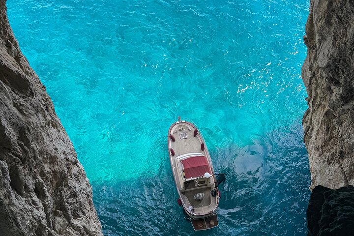 3-hour private boat tour of the island of Capri