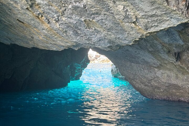 3-hour private boat tour of the island of Capri