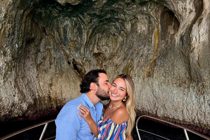 3-hour private boat tour of the island of Capri