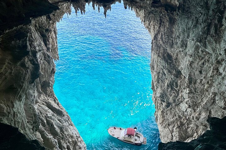 3-hour private boat tour of the island of Capri