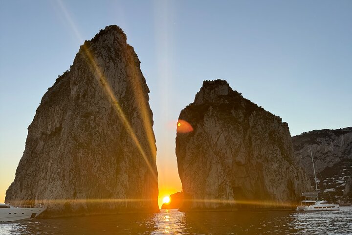 3-hour private boat tour of the island of Capri