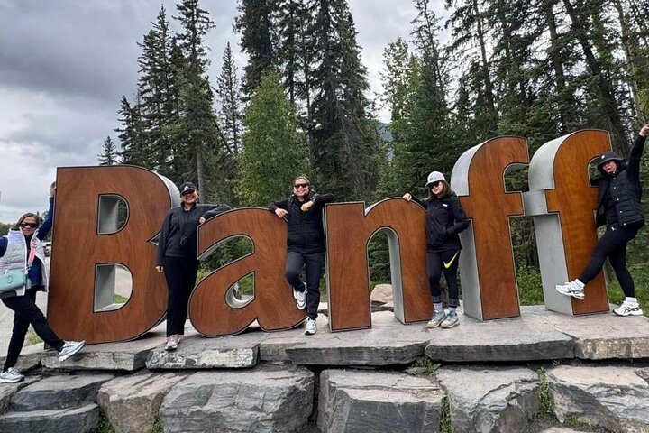 Explore Moraine Lake & Lake Louise Roundtrip Shared Tour