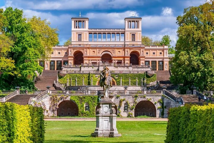 Potsdam Walking Tour with Palace Entry