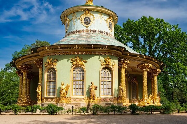 Potsdam Walking Tour with Palace Entry