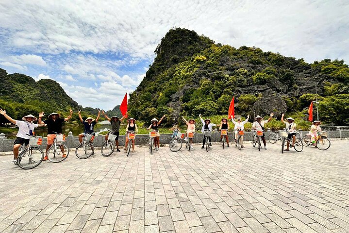Ninh Binh Day Tour from Hanoi with Boat and Bike