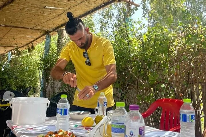 Ksamil: Mussel Sailing Tour with Food and Drink in Albania