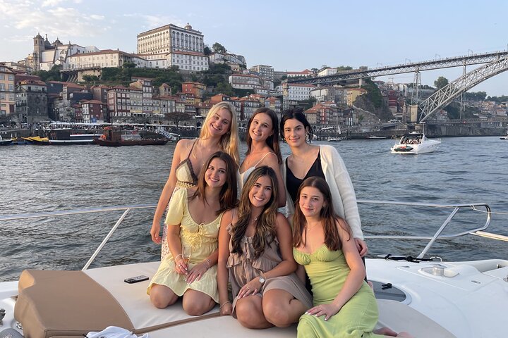 Porto: Luxury Yacht Cruise with wine, snacks & 7 bridges