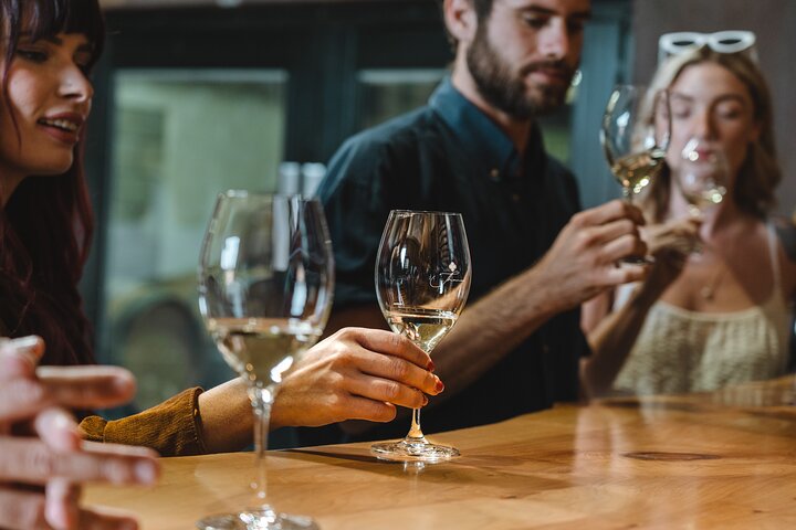 Auckland: Waiheke Island Wine Tour + Tastings & Beachfront Lunch