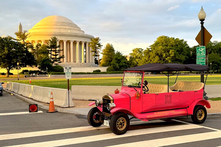 Group/Private Washington D.C Moonlight Tour in Luxury Vintage Car