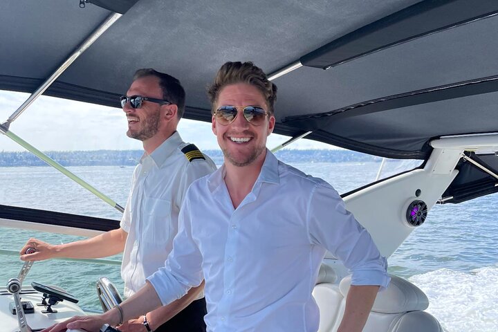 Vancouver Scenic Sightseeing Boat Tour with Live Tour Guide