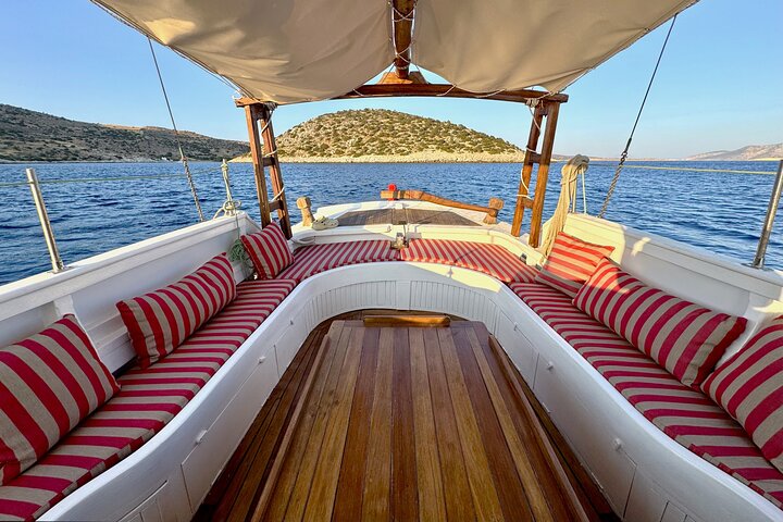 Private Cruise: Explore Rina’s Cave & Enjoy Fresh Seafood Onboard