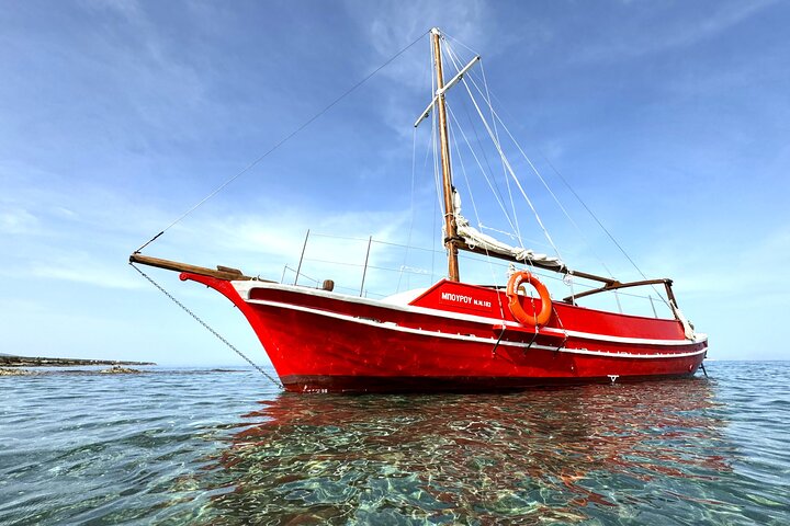 Private Cruise: Explore Rina’s Cave & Enjoy Fresh Seafood Onboard