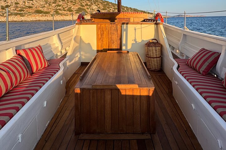 Private Cruise: Explore Rina’s Cave & Enjoy Fresh Seafood Onboard