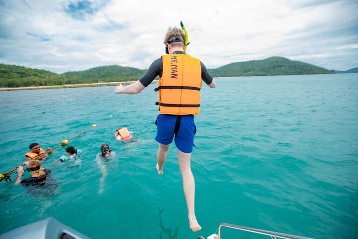 Pink Dolphin and Pig Island Snorkeling Tour from Koh Samui