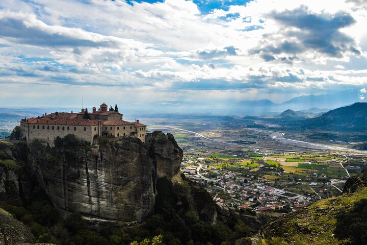Meteora tour from Volos.A journey through history and nature.