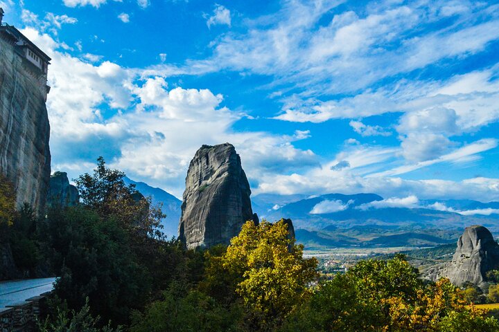 Meteora tour from Volos.A journey through history and nature.