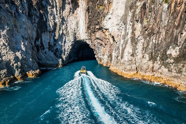 2 Hour Cathedral Cove and Volcanic Coast Cruise with Shade Canopy