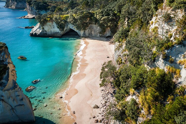 2 Hour Cathedral Cove and Volcanic Coast Cruise with Shade Canopy