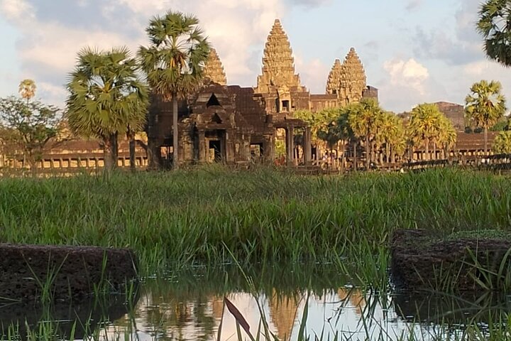 Day trip Phnom Penh to Siem Reap & Return back