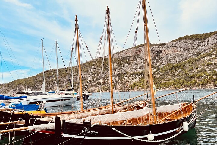 Blue Cave and Hvar Boat Tour: Small-Group from Split or Brac