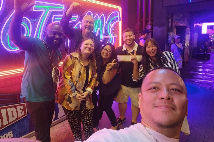Makati : Pubcrawl Midget boxing rooftop music and gogo clubs