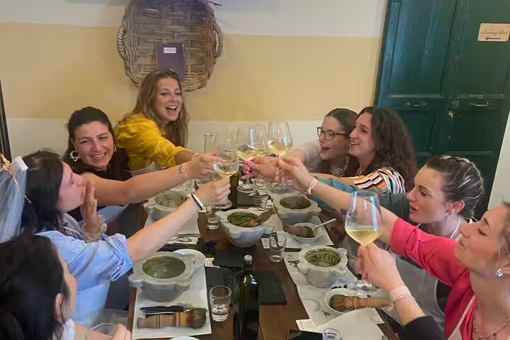 Cinque Terre: Pesto Class with Focaccia Tasting in Manarola