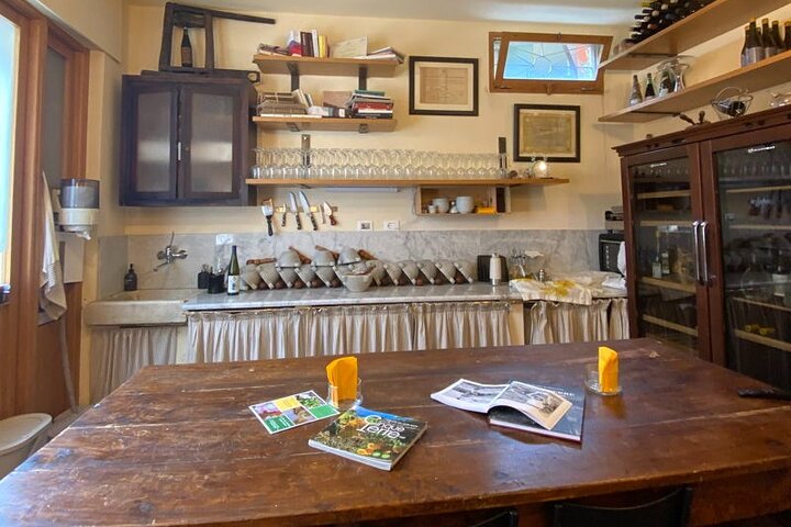 Cinque Terre: Pesto Class with Focaccia Tasting in Manarola