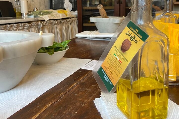 Cinque Terre: Pesto Class with Focaccia Tasting in Manarola