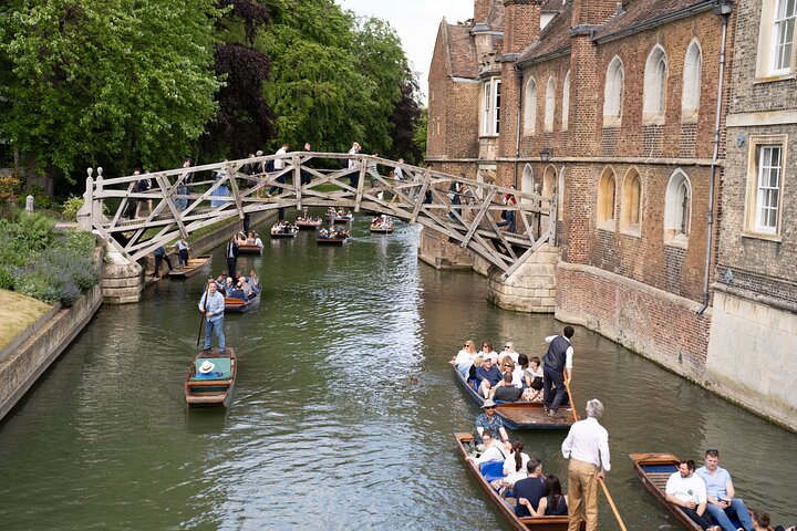Cambridge Tour by Alumni™ & Punting + Optional King's College