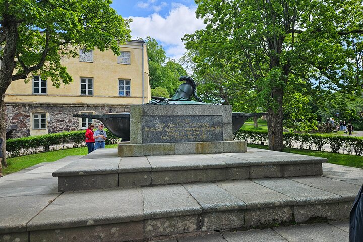 Helsinki & Suomenlinna: City Highlights Tour with Ferry Ride