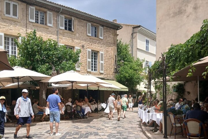 The magnificent villages of the Luberon on a private day