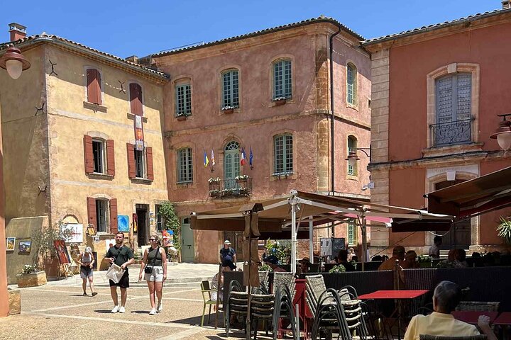 The magnificent villages of the Luberon on a private day