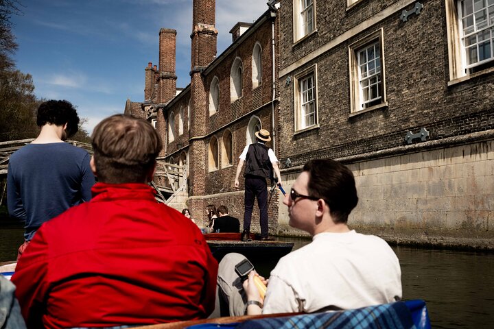 Cambridge Tour by Alumni™ & Punting + Optional King's College