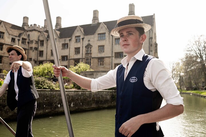 Cambridge Tour by Alumni™ & Punting + Optional King's College