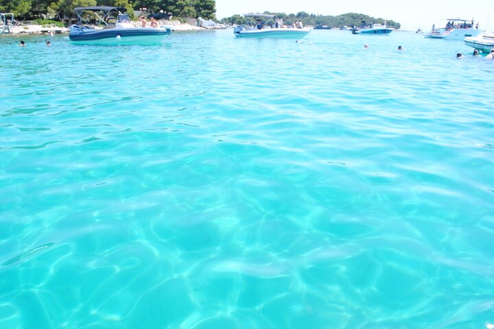 Split/Kaštela/Trogir: Blue Lagoon 3 Islands Tour with drinks