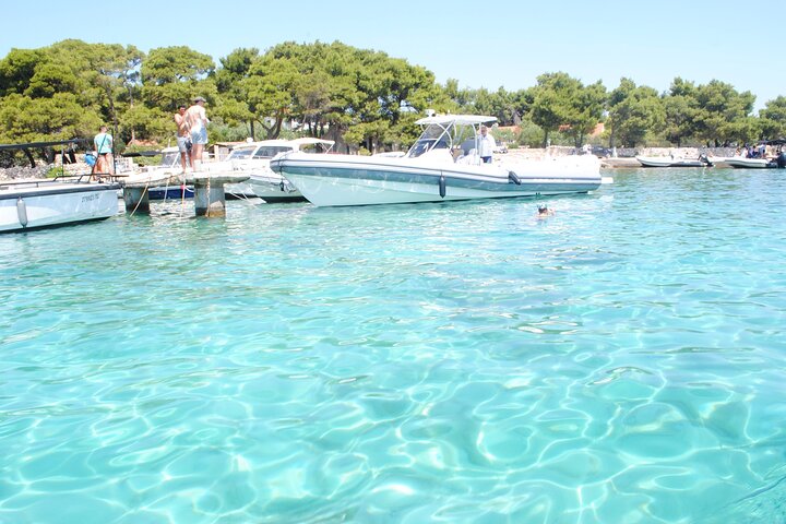 Split/Kaštela/Trogir: Blue Lagoon 3 Islands Tour with drinks