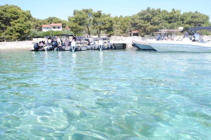 Split/Kaštela/Trogir: Blue Lagoon 3 Islands Tour with drinks