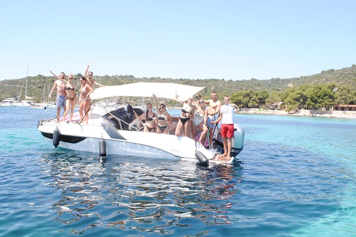 Split/Kaštela/Trogir: Blue Lagoon 3 Islands Tour with drinks