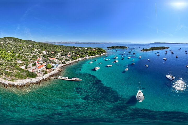 Split/Kaštela/Trogir: Blue Lagoon 3 Islands Tour with drinks
