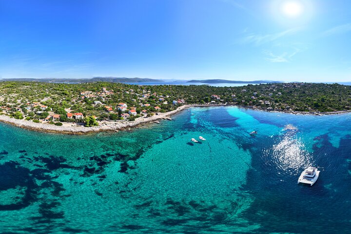 Split/Kaštela/Trogir: Blue Lagoon 3 Islands Tour with drinks
