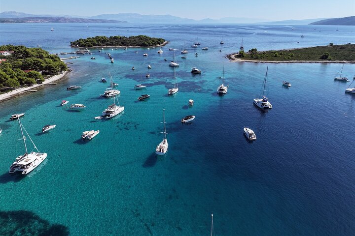 Split/Kaštela/Trogir: Blue Lagoon 3 Islands Tour with drinks