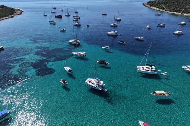Split/Kaštela/Trogir: Blue Lagoon 3 Islands Tour with drinks