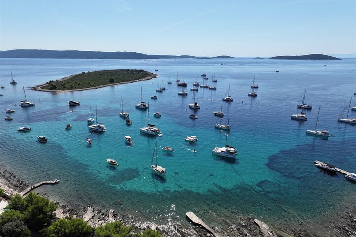 Split/Kaštela/Trogir: Blue Lagoon 3 Islands Tour with drinks